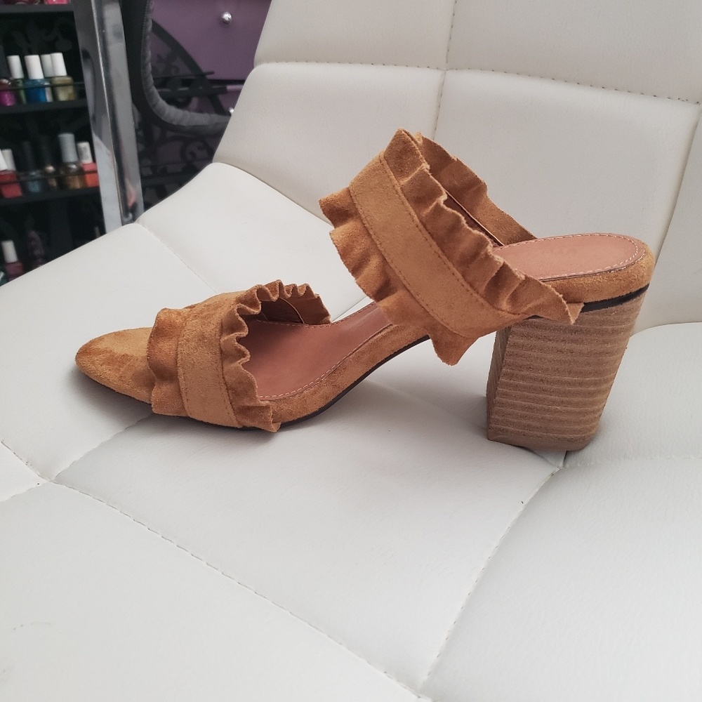 RACHEL CASUAL RUFFLE BLOCK HEEL - Picture 5 of 7